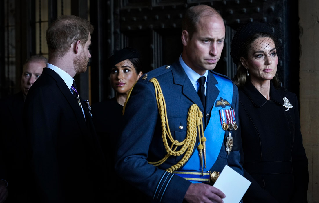 В процессии приняли участие король Карл III, его сыновья принцы Уильям и Гарри, а также другие члены королевской семьи