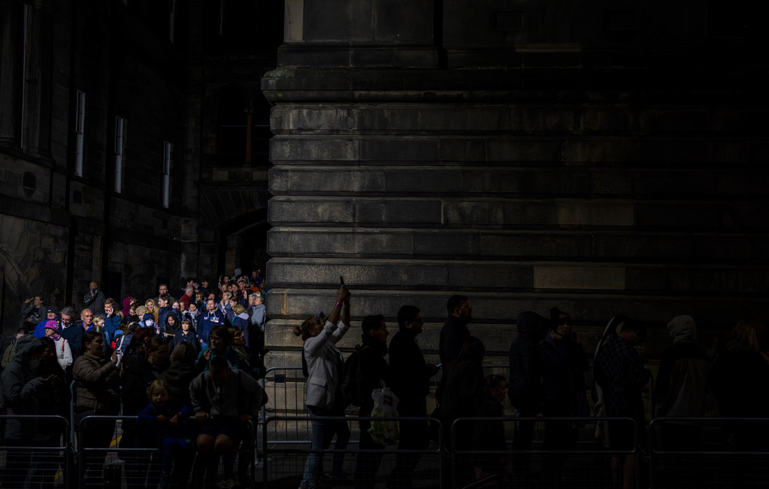 Тысячи подданных прибывают в столицу из разных частей Великобритании