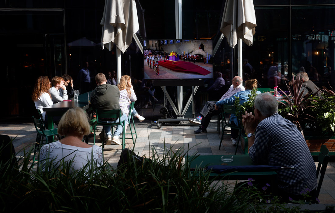 Британские телеканалы ведут трансляцию публичного прощания в Вестминстерском дворце