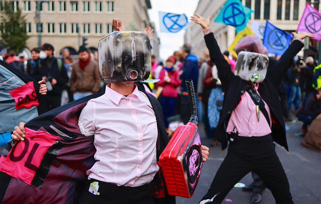 Активисты движения Extinction Rebellion обновили костюмы и бастуют в Берлине