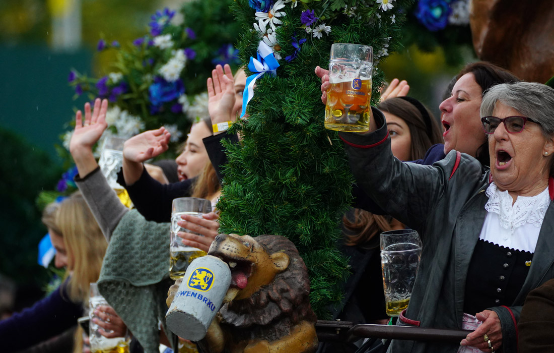 После парада уставшие участники и зрители отправляются пить пиво