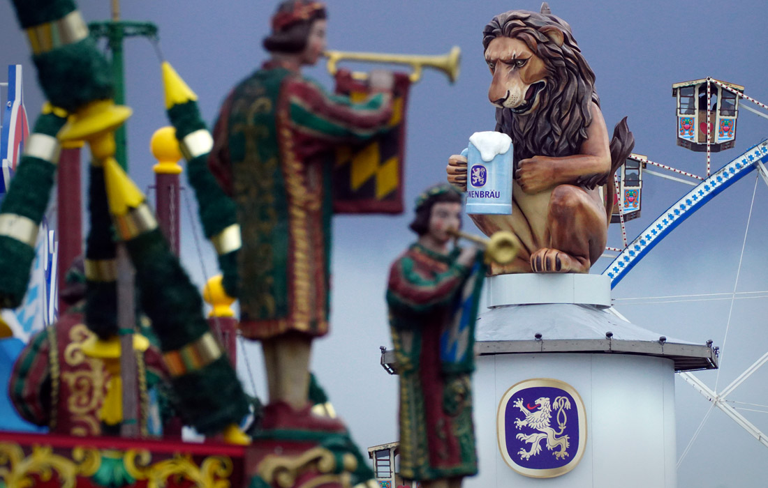 На празднике имеется множество аттракционов - от традиционных каруселей до современных конструкций вроде американских горок