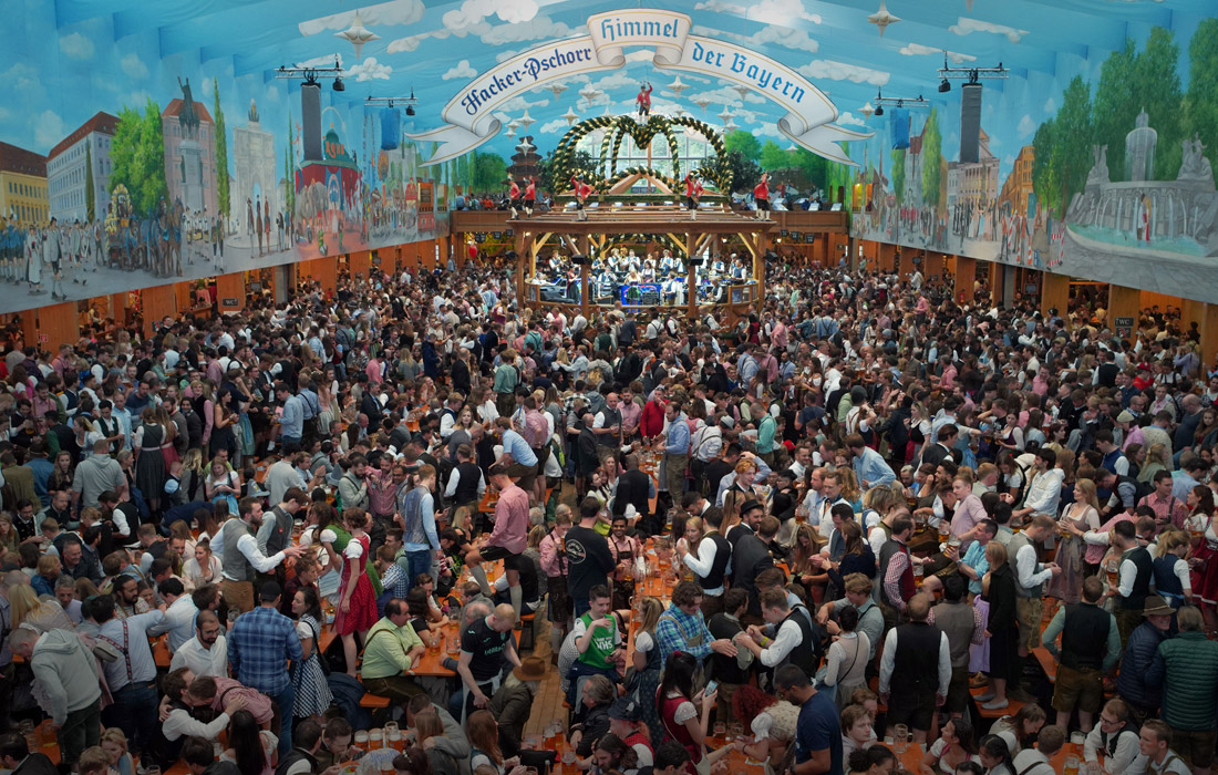 Праздник проходит на большом открытом поле под названием Терезин луг неподалеку от центра города. К началу фестиваля луг застраивают шатрами и палатками, в которые помещается до 10 000 человек.