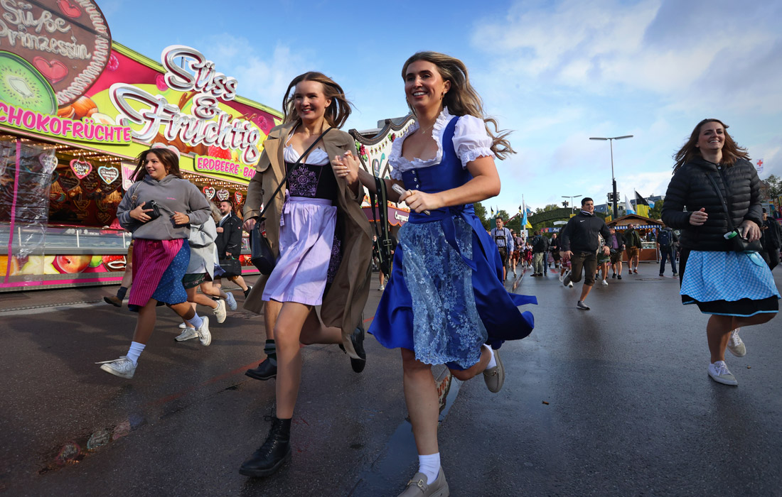 Главный символ фестиваля - баварские девушки, одетые в национальное платье дирндль. Наряд представляет собой сарафан с фартуком и повязанным на левую сторону бантом.