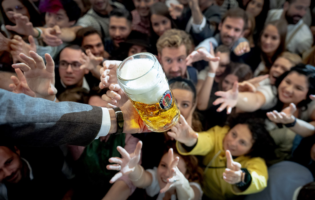 По традиции ровно в полдень обер-бургомистр баварской столицы откупоривает 200-литровую бочку со свежесваренным пивом и тем самым дает старт празднованию Октоберфеста. Открытие первой бочки является знаком для хозяев палаток, что можно разливать и продавать пиво.