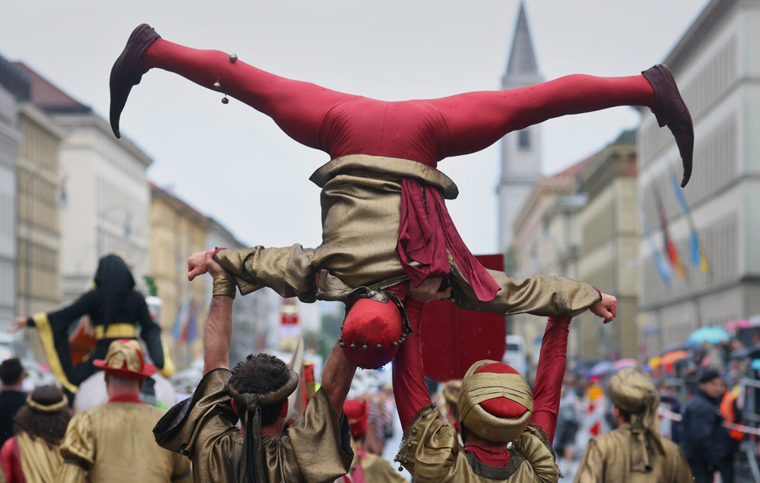 "Октоберфест" открывается традиционным шествием, в котором принимают участие оркестры, стрелковые общества, общества национальных костюмов и около 40 празднично украшенных упряжек