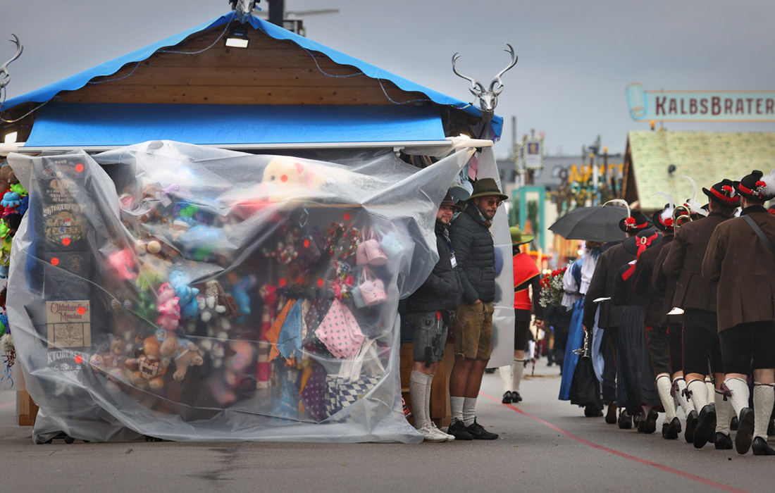 В первые дни праздника участникам фестиваля пришлось промокнуть. Гости фестиваля запаслись зонтиками и дождевиками, а торговцам уличных палаток пришлось заботливо накрыть свои товары клеенкой.