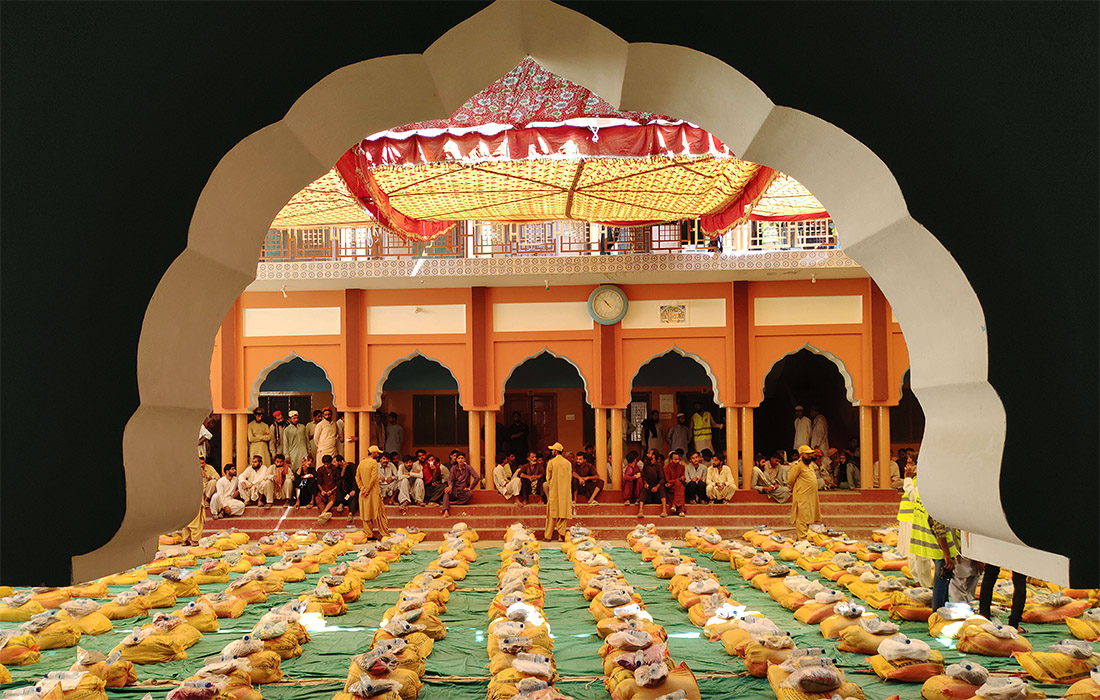 В пакистанских мечетях создают центры размещения для пострадавших от наводнения