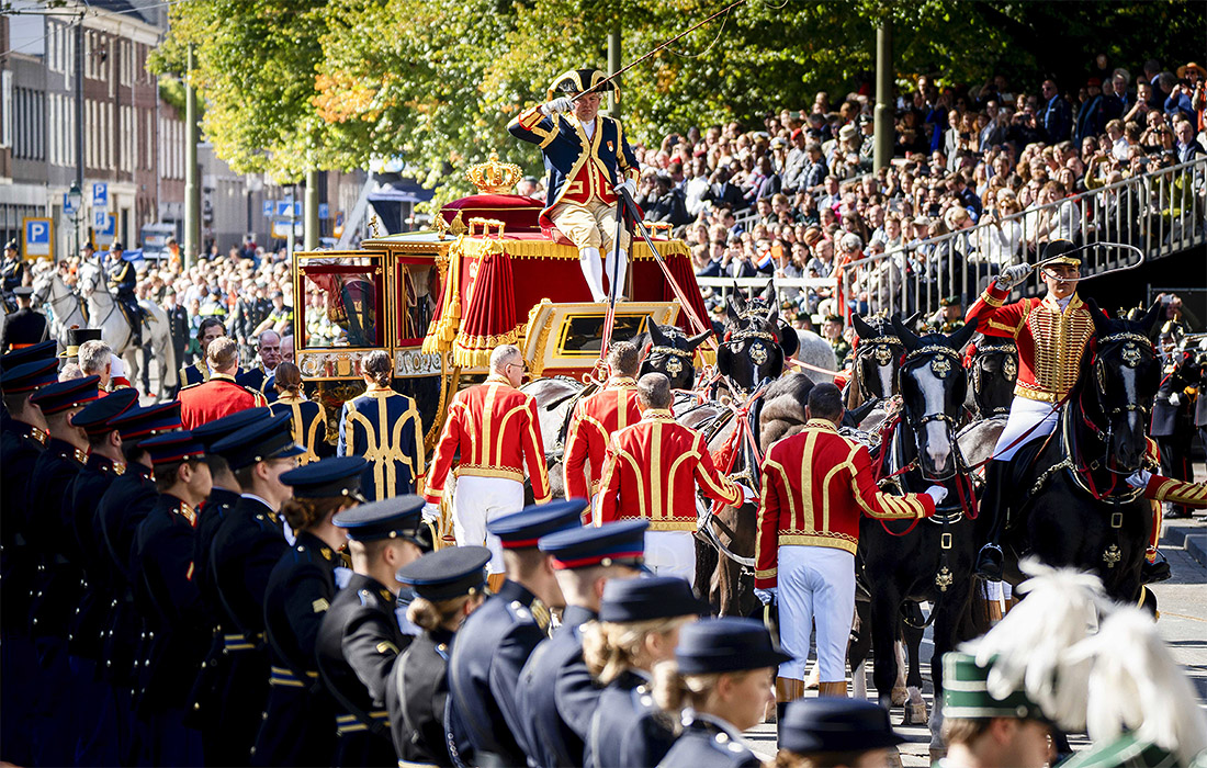 После пандемического перерыва вновь прошла традиционная церемония следования короля Нидерландов в Сенат, где он выступил с докладом, задающим вектор предстоящей парламентской сессии. Каждый третий вторник сентября монарх выступает с обращением в парламенте, называется это событие Prinsjesdag или "День маленького принца", что бы это не значило.