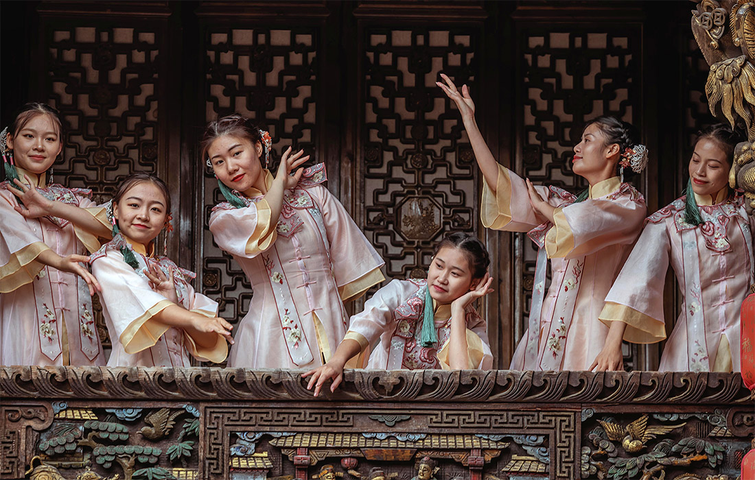 Артистки во время представления в театре в Цзянсу, КНР