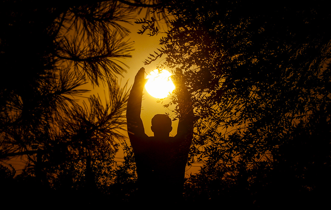 Памятник Юрию Гагарину во время заката на Байконуре