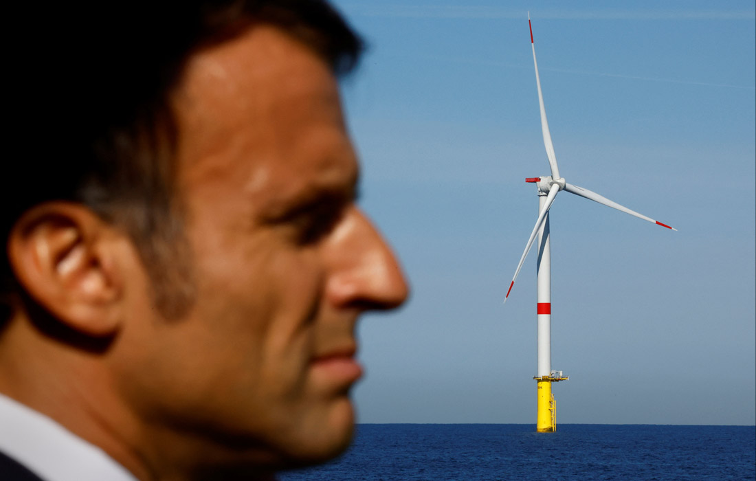 Президент Франции Эммануэль Макрон посетил морской парк ветрогенераторов, расположенный на западе страны близ Сен-Назера