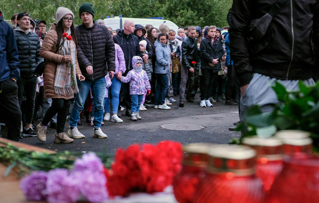 Возложение цветов у школы №88