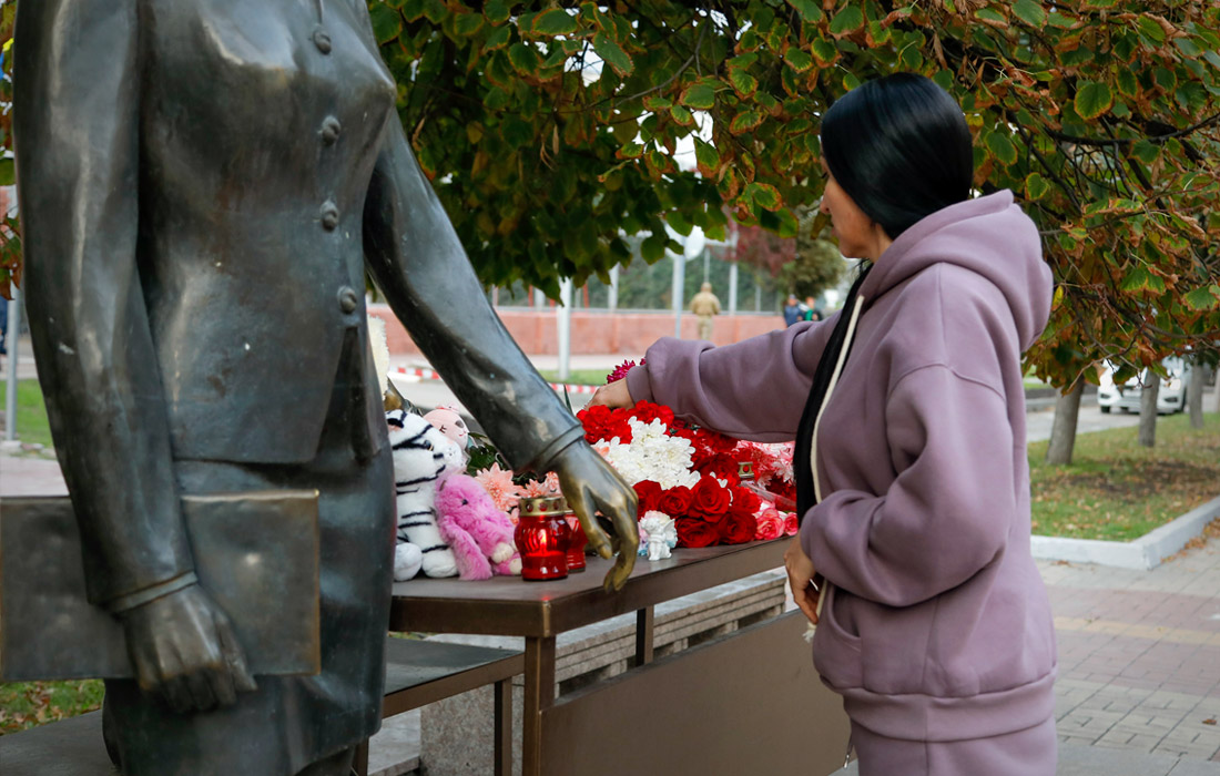 Возложение цветов у памятника "Учительница первая моя" в Белгороде