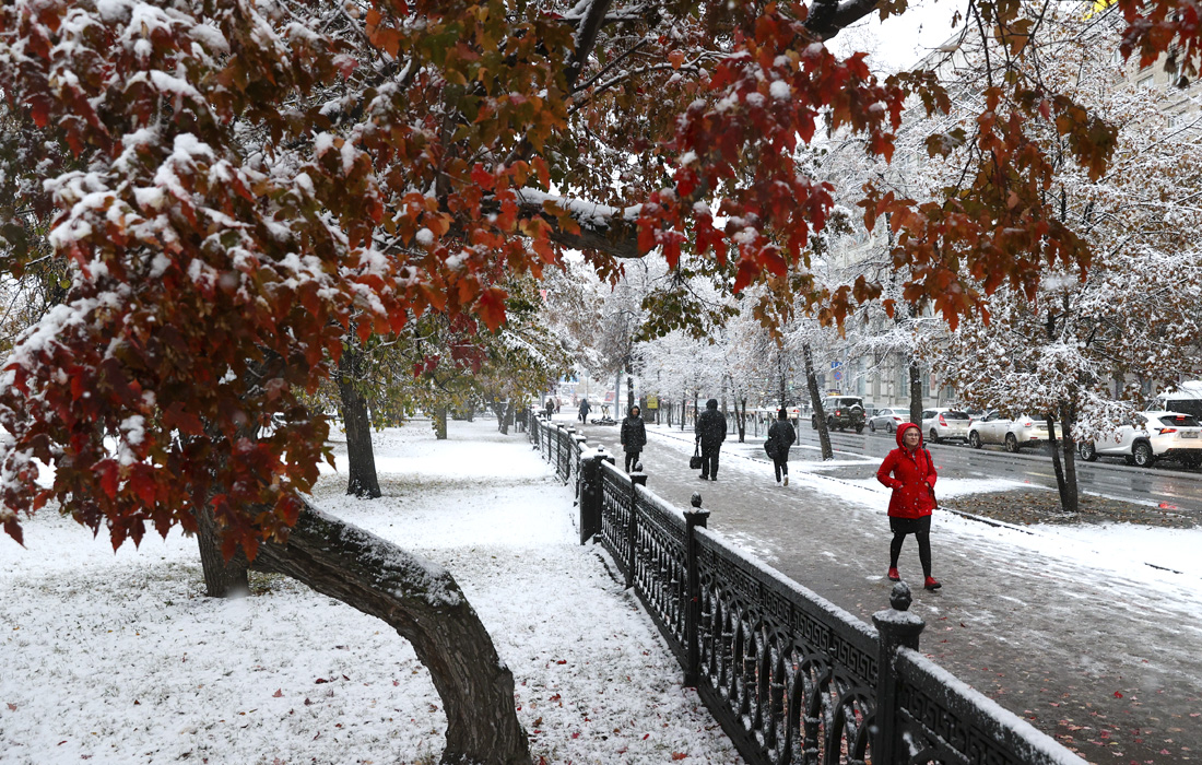 Горожане во время снегопада в Новосибирске