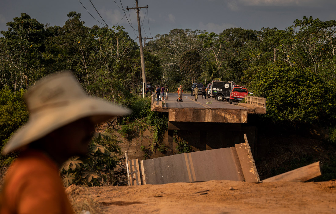 В результате обрушения автомобильного моста в бразильском штате Амазонас погибли не менее трех человек, 14 получили ранения