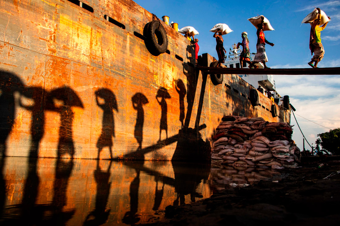 Первое место в категории "Путешествия и приключения". Рабочие в речном порту в Пабне, Бангладеш.