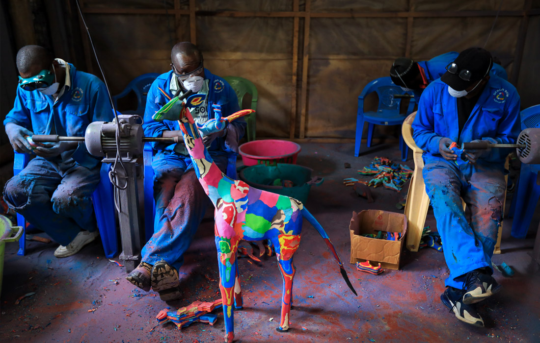 Сотрудники компании по переработке сырья "Ocean Sole" превращают старые вьетнамки, найденные на кенийском побережье, в произведения искусства