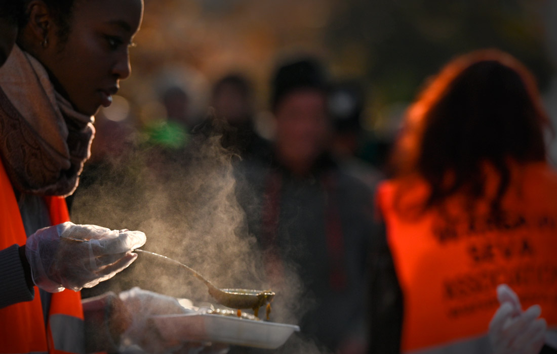 В Варшаве волонтеры раздают горячие блюда нуждающимся накануне Всемирного дня бездомных