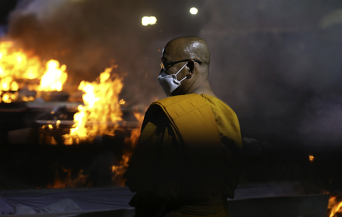 Церемония массовой кремации жертв нападения на детский сад в Таиланде