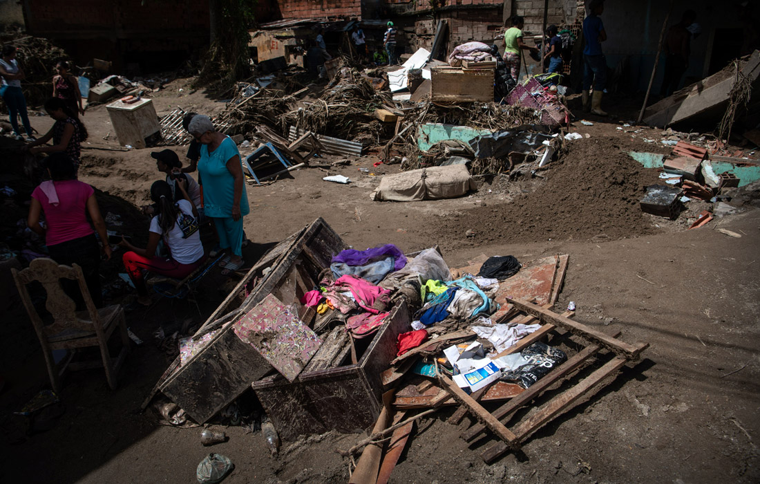 Потоки воды смывали дома и уличную мебель, разрушая все на своем пути