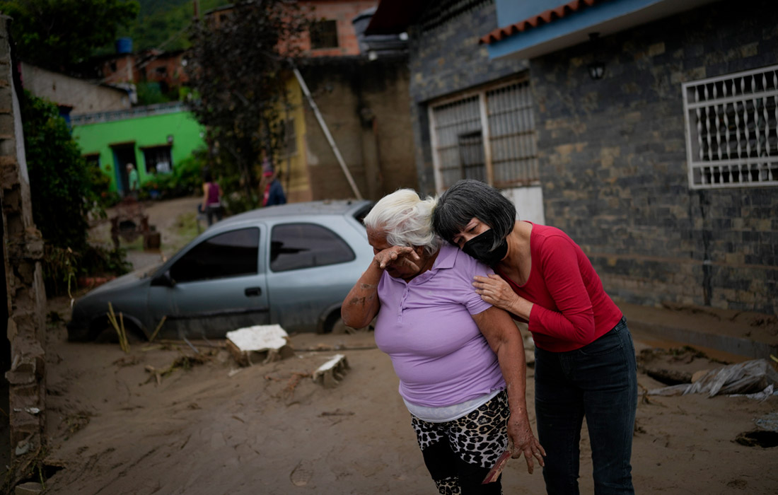 Из-за проливных дождей в реках поднялся уровень воды, что привело к оползням и наводнениям