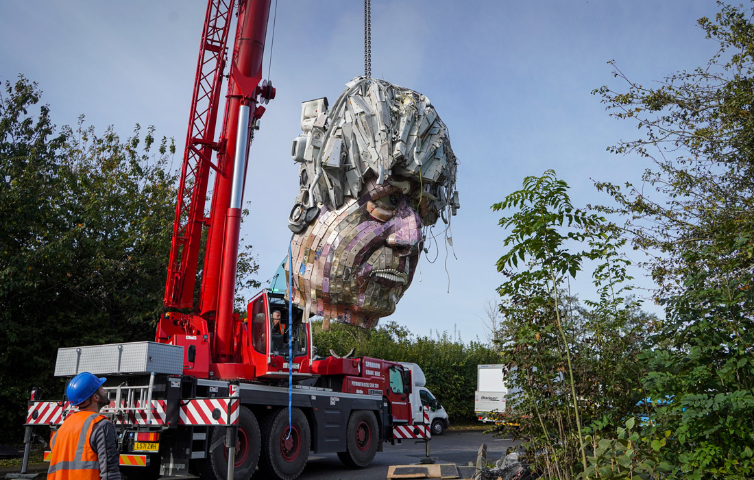 Демонтаж художественной инсталляции из электронных отходов в городе Пар, Великобритания