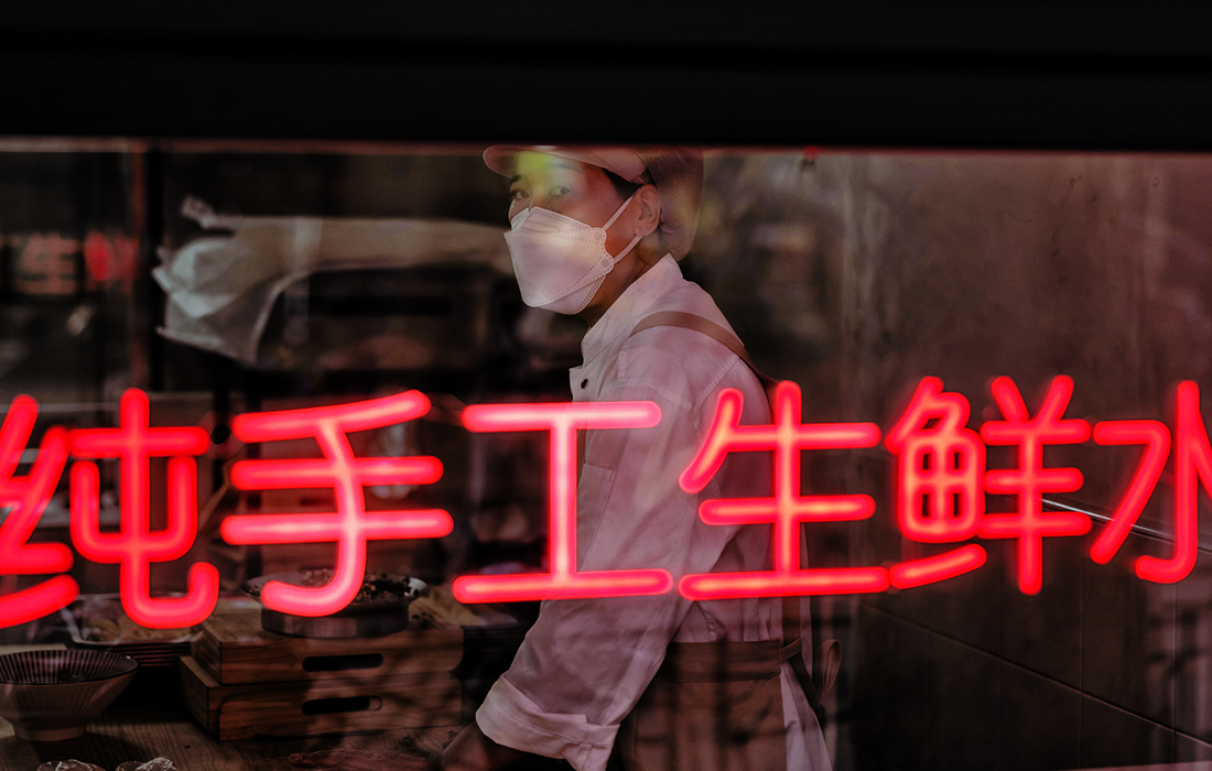 Индекс потребительских цен Китая вырос в сентябре 2022 года. На фото: женщина готовит пельмени для продажи в уличном ресторане в Шанхае.