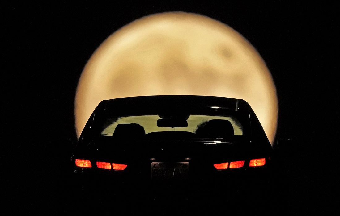 Жители американского города Шони наблюдают за полнолунием