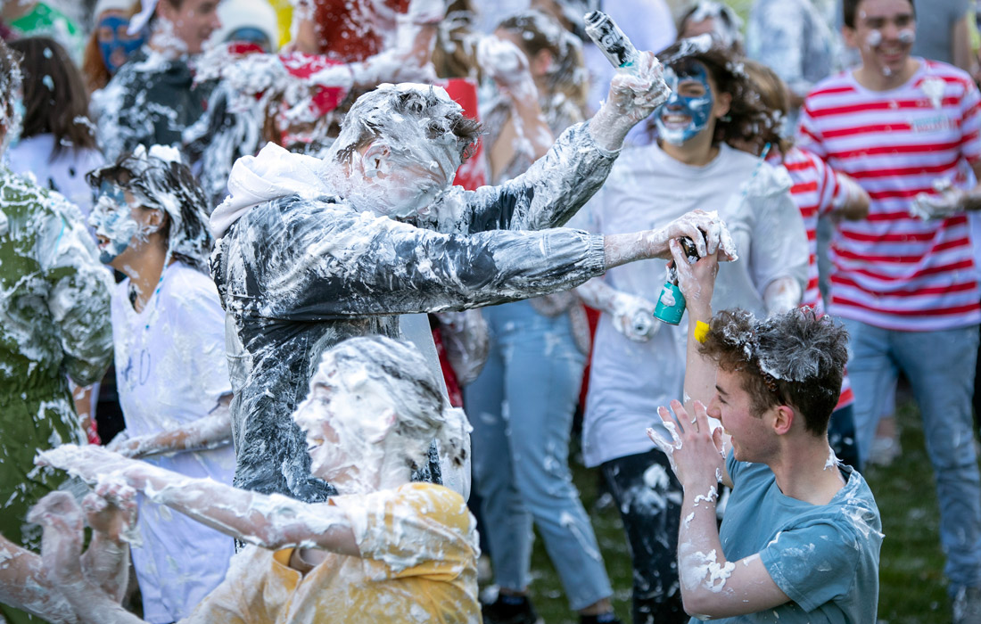В Шотландии сотни первокурсников устроили "пенные бои" на территории старейшего шотландского университета Сент-Эндрюс