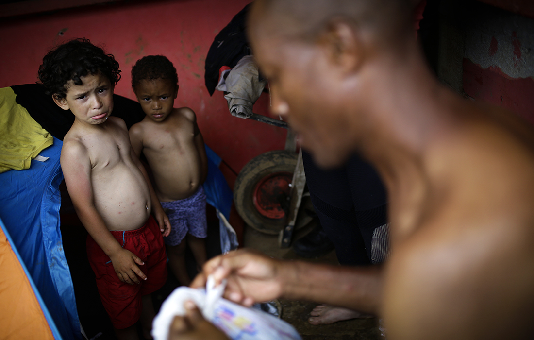 Дети с отцом в Бахо-Чикито. Это первый панамский город, куда прибывают незаконные мигранты после пересечения Дарьинского прохода, опасной границы, разделяющей Панаму и Колумбию.