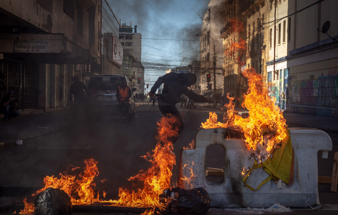 Столкновения между протестующими и полицией вспыхнули в третью годовщину начала антиправительственных протестов в Чили