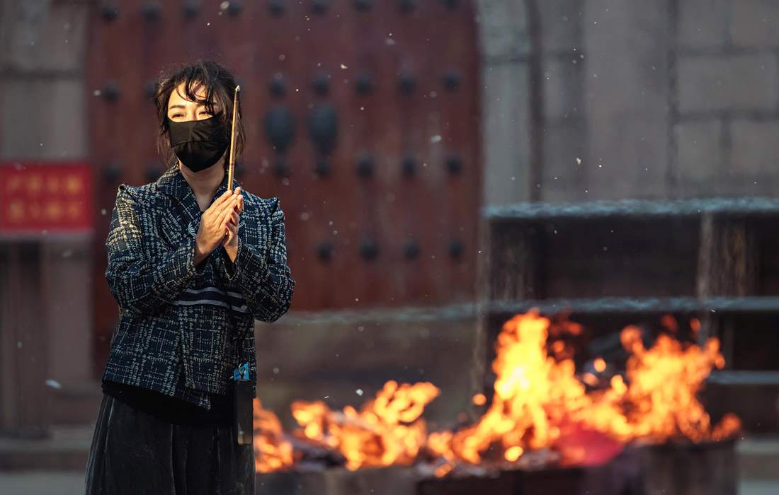 В Китае сохраняется политика нулевой терпимости к коронавирусу, подразумевающая массовое тестирование населения, введение жестких карантинных ограничений, а также локдауны в целых городах