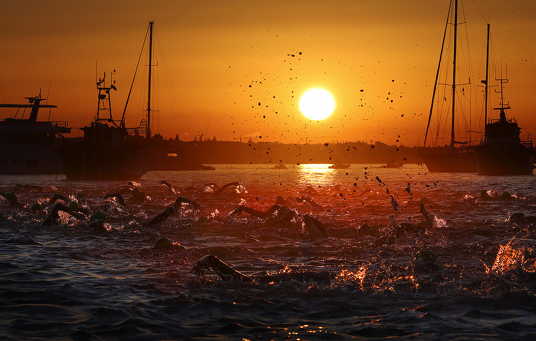 Спортсмены соревнуются в секции плавания в Лиссабоне
