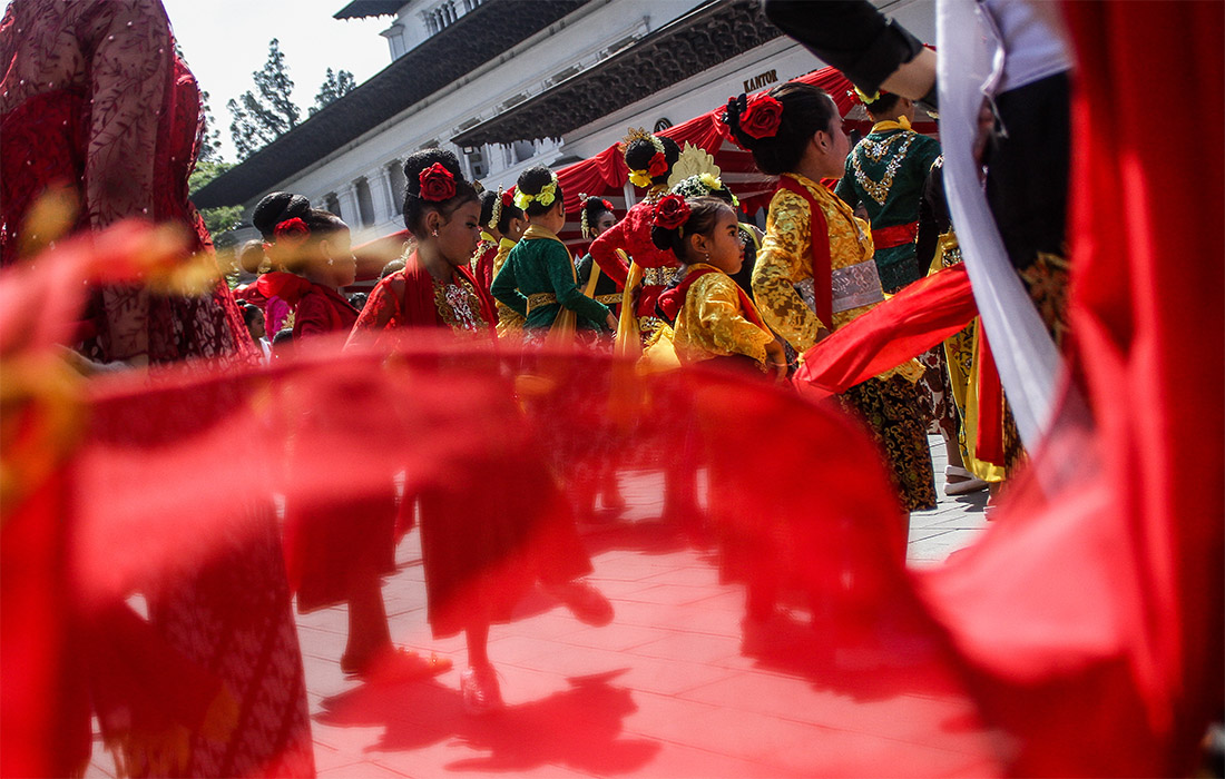 Традиционный фестиваль танцев проходит в Бандунге, на Западной Яве