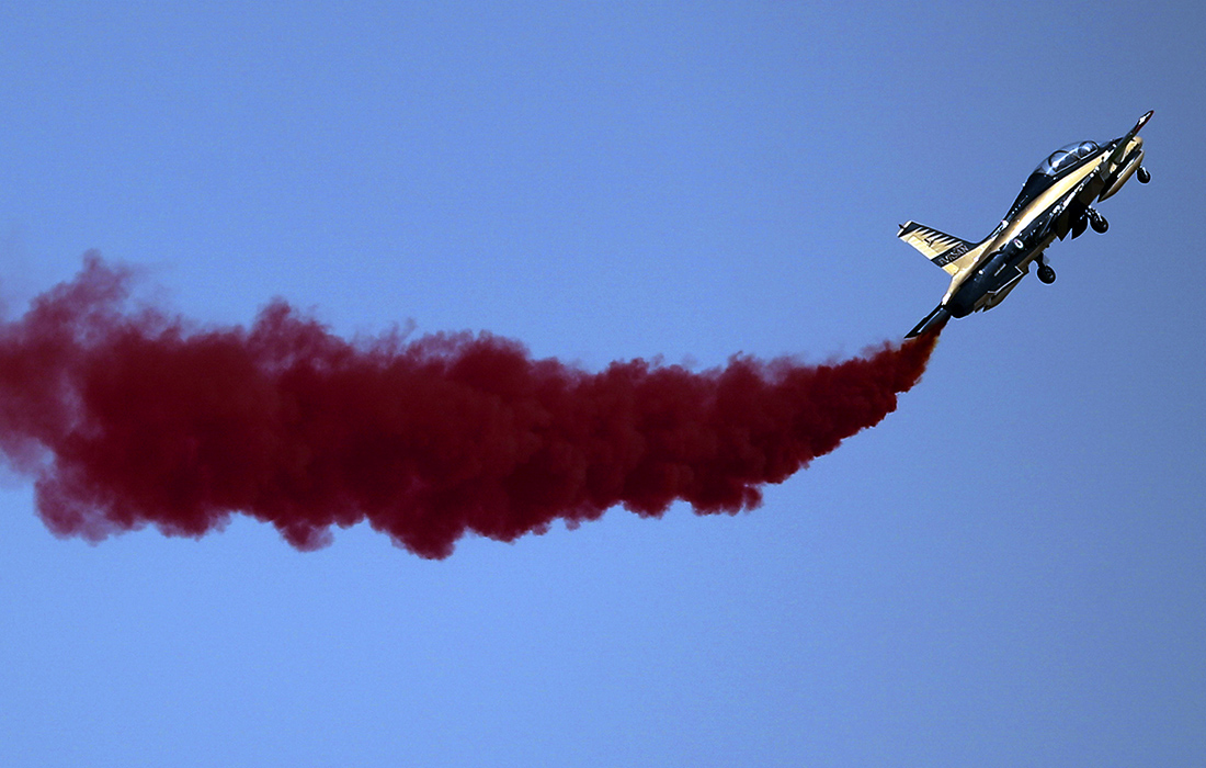 Участник демонстрационной группы высшего пилотажа из Объединенных Арабских Эмиратов выступает на выставке Abu Dhabi Air Expo 2022