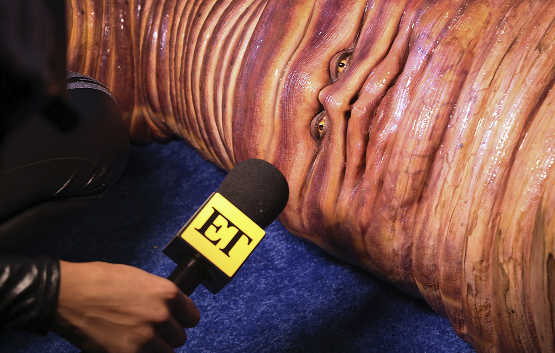 Модель Хайди Клум в костюме дождевого червя дает интервью на вечеринке в честь Хэллоуина в Нью-Йорке