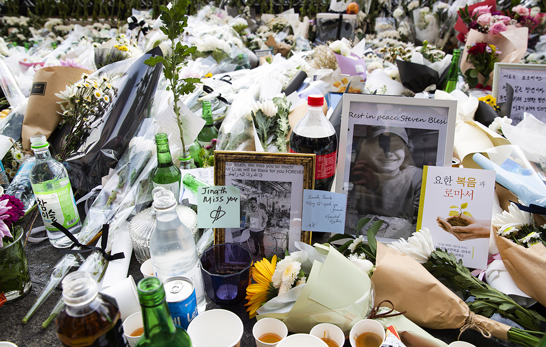 Стихийный мемориал в память о погибших в результате давки в центре Сеула