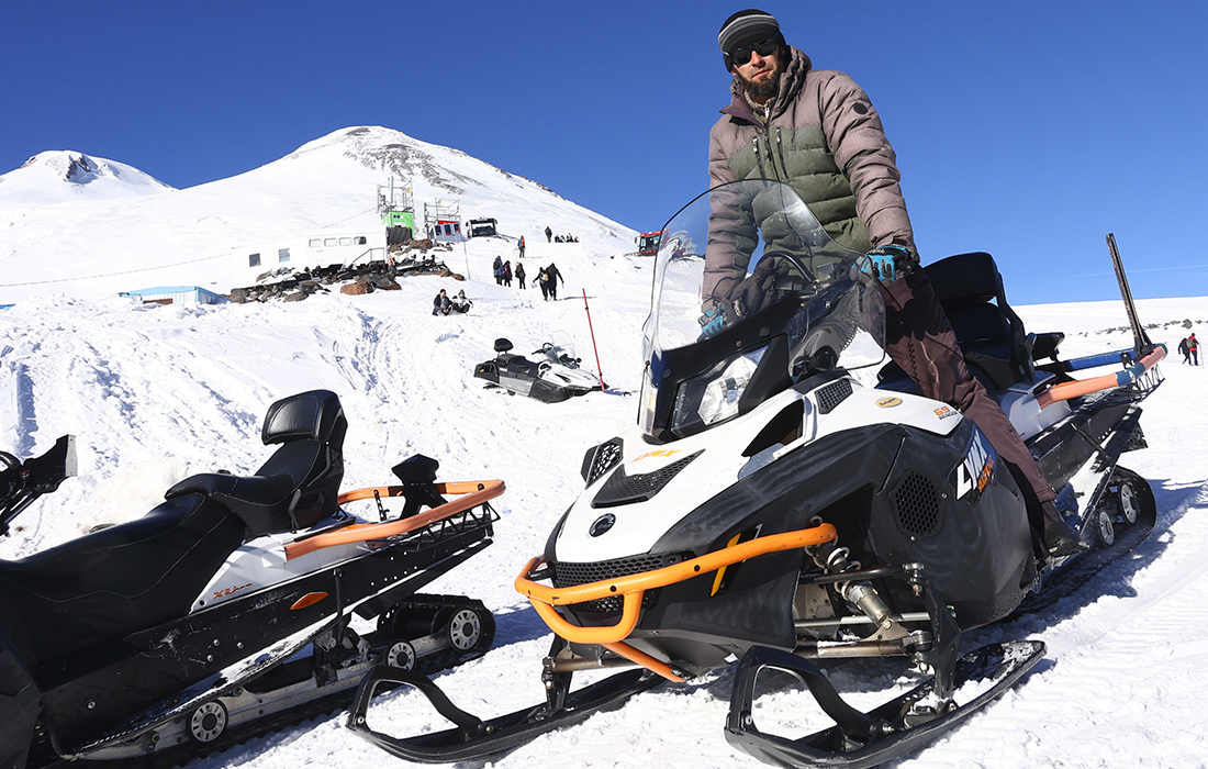 Отдых в Кабардино-Балкарии. На фото: мужчина на территории всесезонного туристско-рекреационного комплекса "Эльбрус".