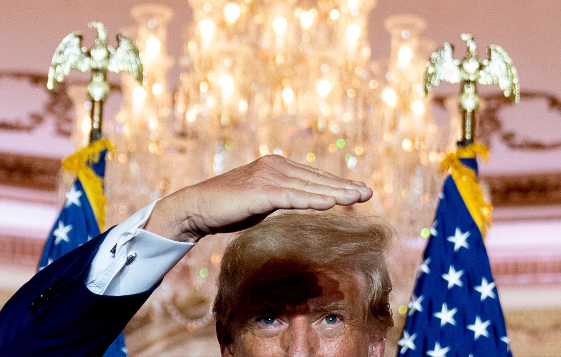 Бывший президент США Дональд Трамп во время выступления на митинге в Мар-а-Лаго, Флорида