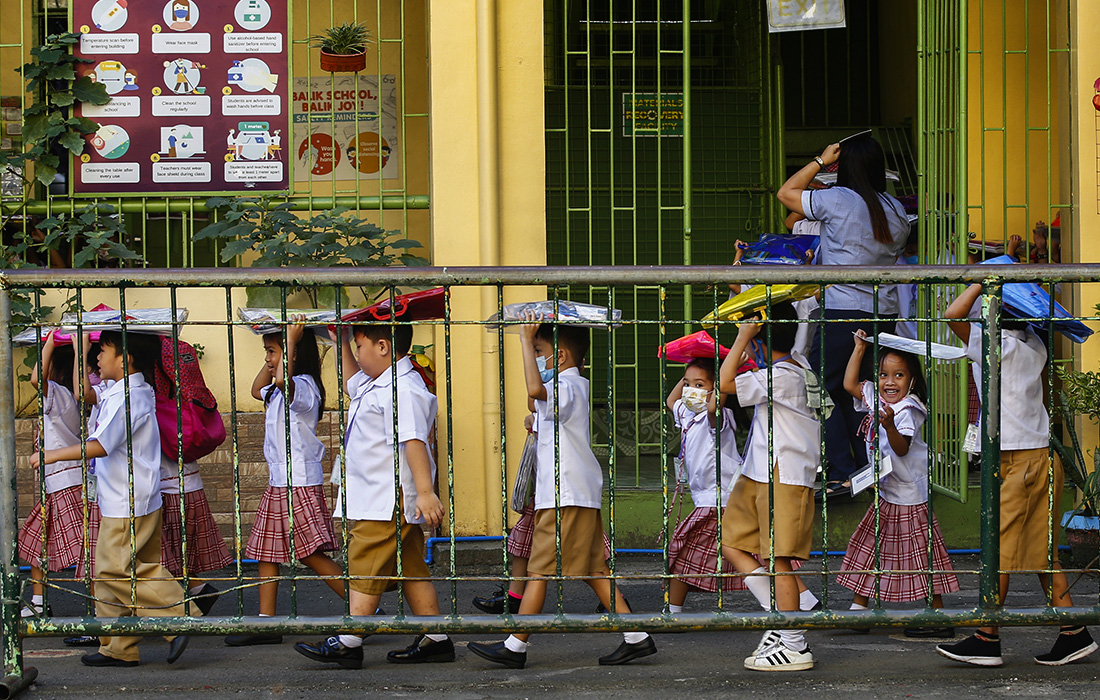 Учащиеся отрабатывают процедуры эвакуации при землетрясении во время учений на Филиппинах