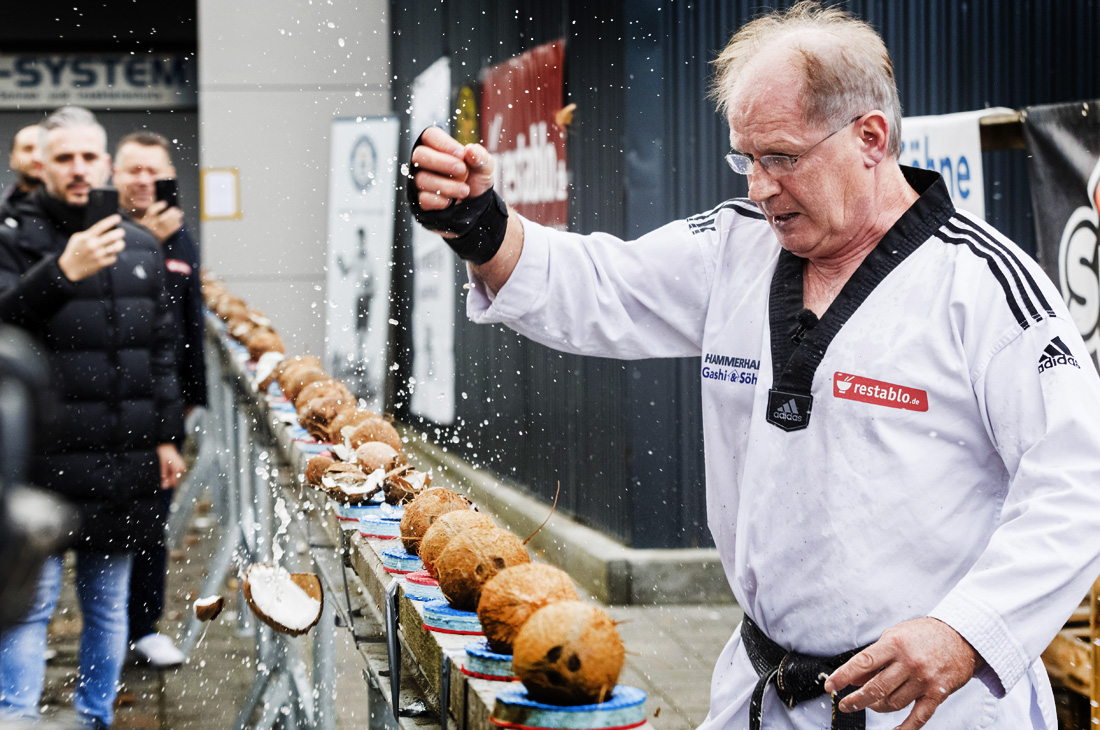 Мухамед Кахриманович разбивает 50 кокосов, зажав в руке сырое яйцо, на мероприятии, организованном Институтом рекордов Германии (RID), не повредив его и установив новый мировой рекорд