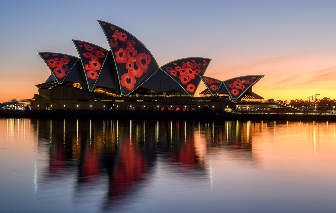 День памяти павших в годовщину окончания Первой мировой войны отмечают в Австралии. На фото: проекция на Оперном театре в Сиднее.