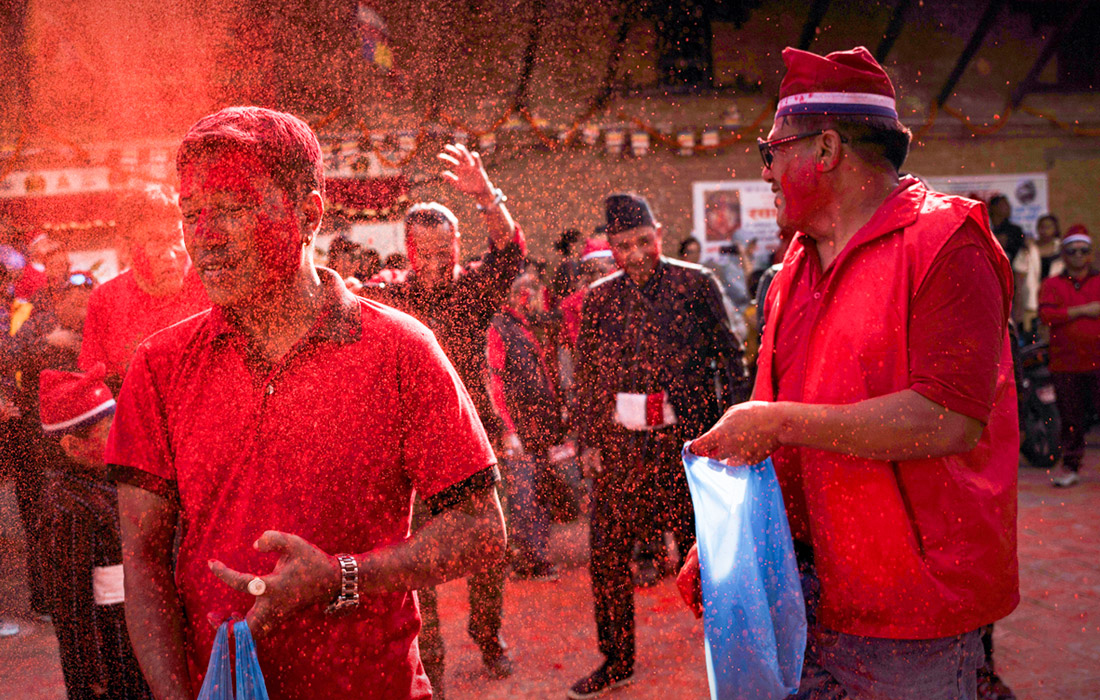 Жители Катманду обсыпают друг друга порошком ярко-красного цвета по случаю фестиваля Синдур Джатра