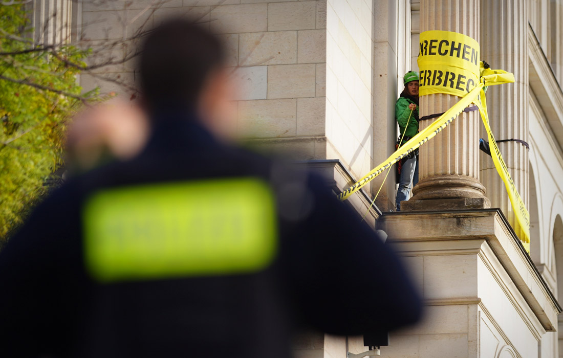 Протест активистов Greenpeace в Министерстве транспорта и цифровых технологий Германии в Берлине