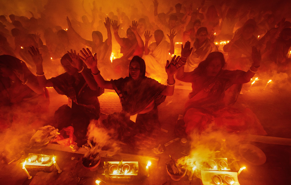 Верующие во время религиозного фестиваля Рахер Упобаша в Дакке