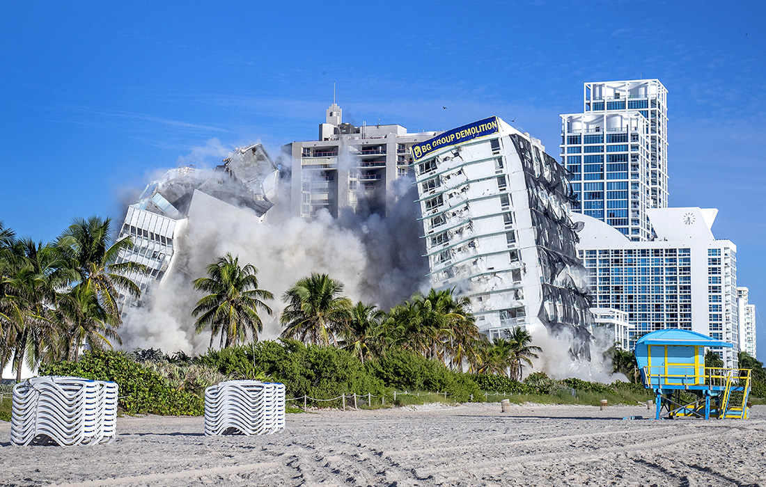 В Майами снесли 17-этажную башню отеля Deauville Beach Resort
