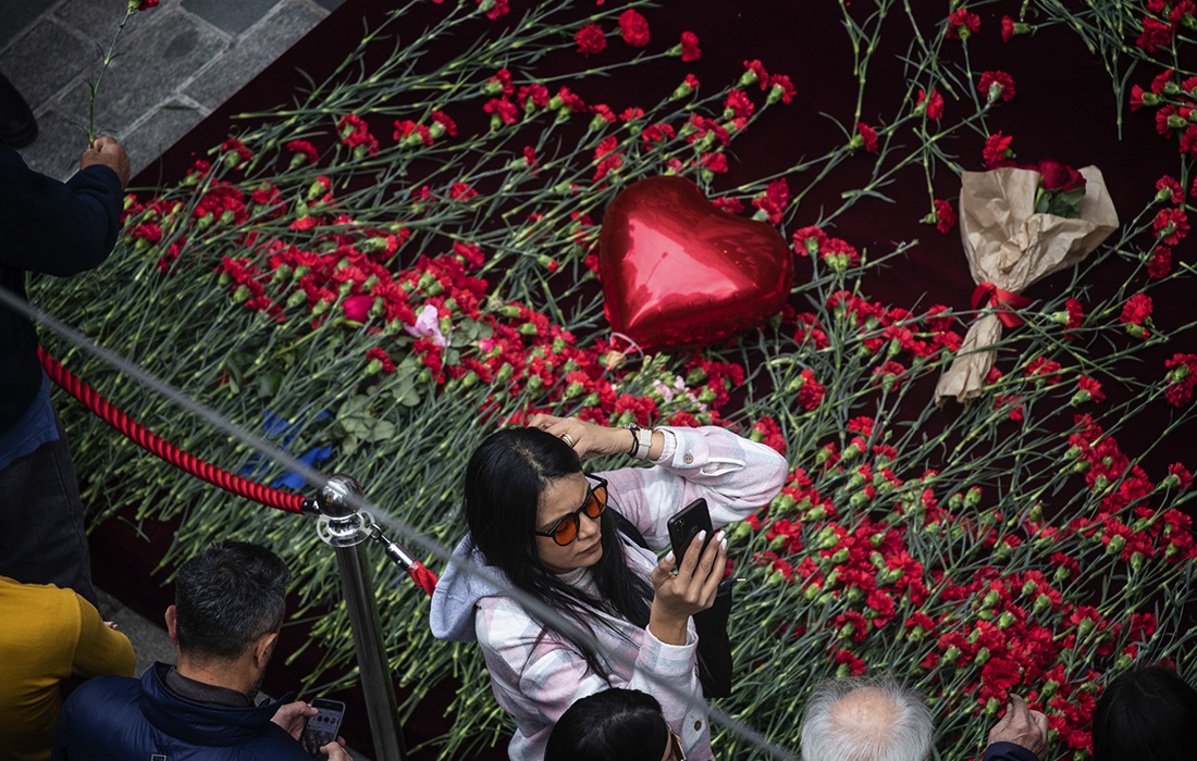 Жители Стамбула приносят цветы к месту теракта на улице Истикляль в котором погибли шесть человек, 81 пострадал.