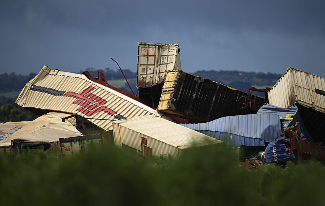 В Австралии десятки транспортных контейнеров сошли с рельсов, когда товарный поезд сошел с рельсов на западе штата Виктория