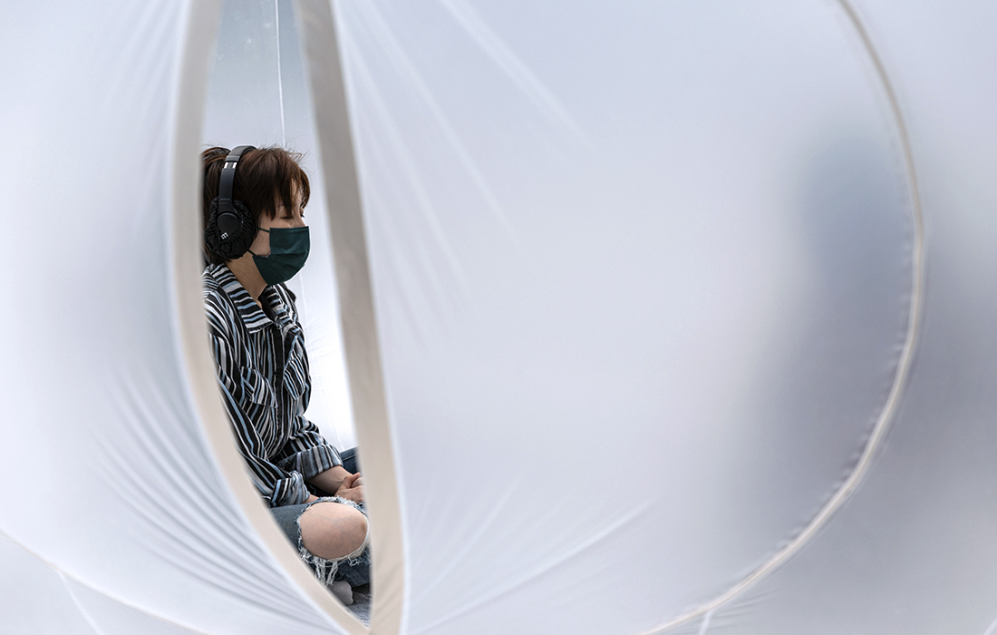 Арт-инсталляции "В эфире" австрийского художника Адама Худека в Гонконге